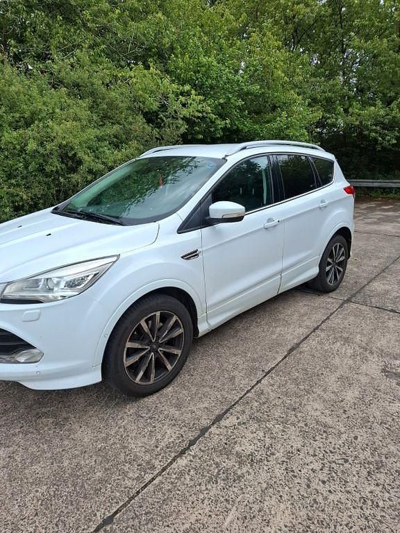 Weiß Gebraucht 2015 Ford Kuga SYNC Edition SUV | 11.000 € (Fairer Preis) - Bild 1/4