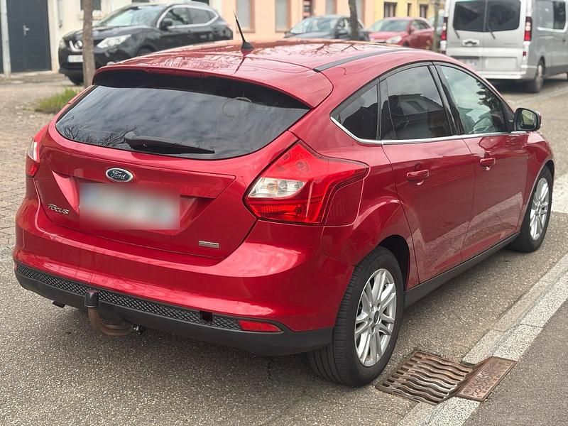 Gebraucht Ford Focus 100 PS (73 kW) 2012 Rot Limousine