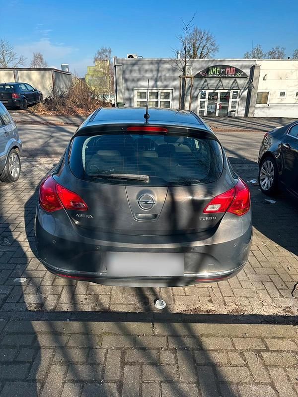 Gebraucht Opel Astra 140 PS (102 kW) 2013 Grau Limousine