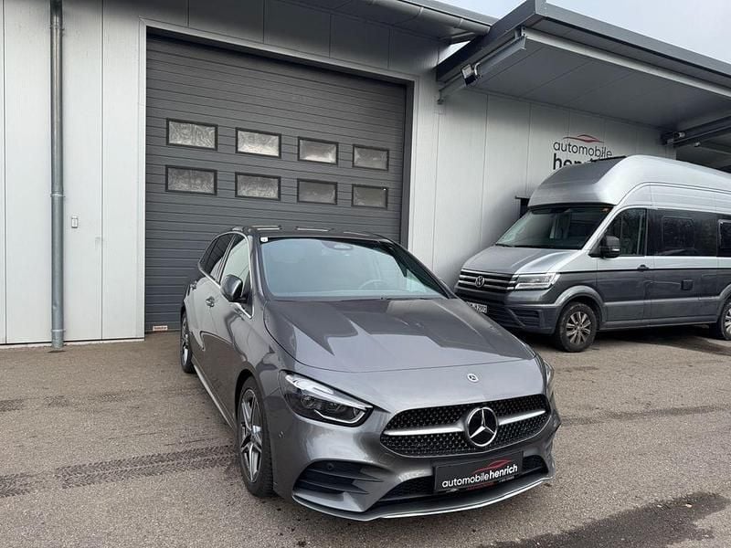 Grau Gebraucht 2024 Mercedes B200 AMG line Van / Kleinbus | 34.950 € (Etwas zu teuer) - Bild 1/4