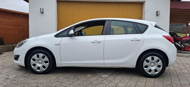 Gebraucht Opel Astra Selection 101 PS (74 kW) 2014 Weiß Limousine
