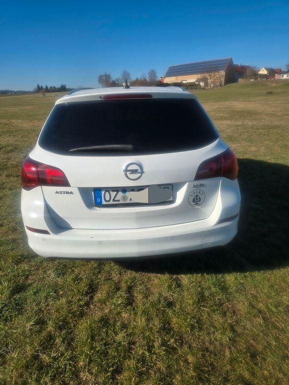 Gebraucht Opel Astra Design Edition 125 PS (91 kW) 2011 Weiß Kombi