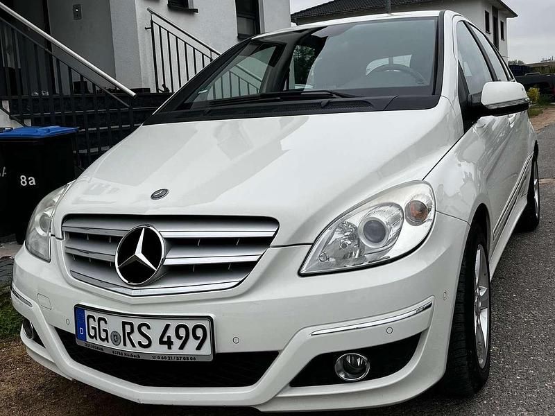 Weiß Gebraucht 2009 Mercedes B200 Van / Kleinbus | 5.950 € (Fairer Preis) - Bild 1/4
