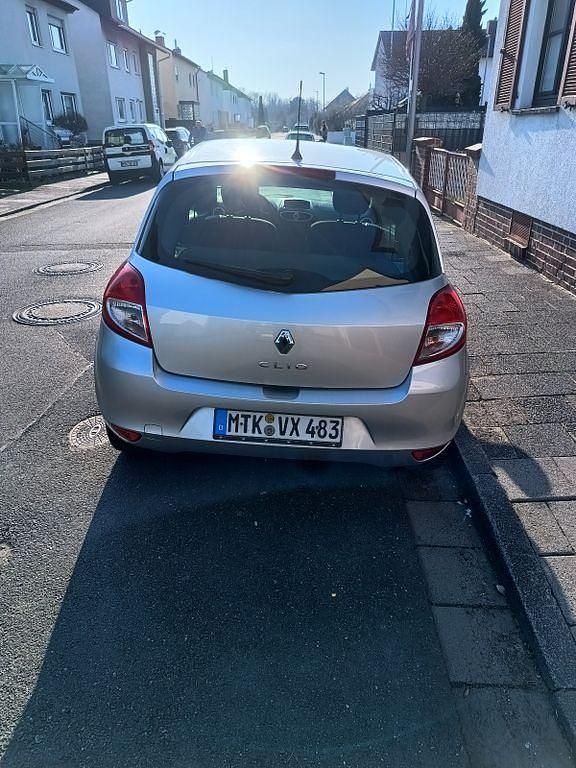 Gebraucht Renault Clio II Authentique 75 PS (55 kW) 2011 Silber Limousine