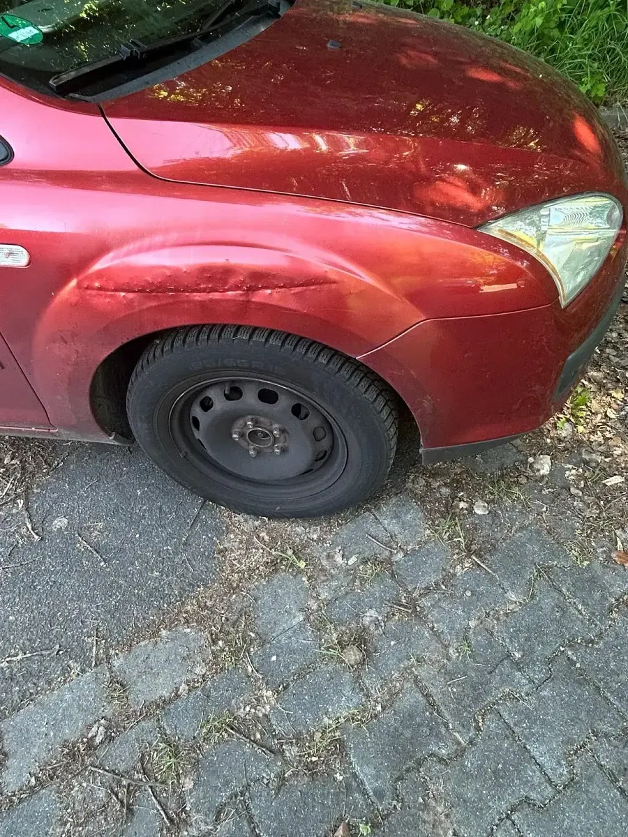 Używany Ford Focus 101 KM (74 kW) 2007 Czerwony Sedan/Limuzyna