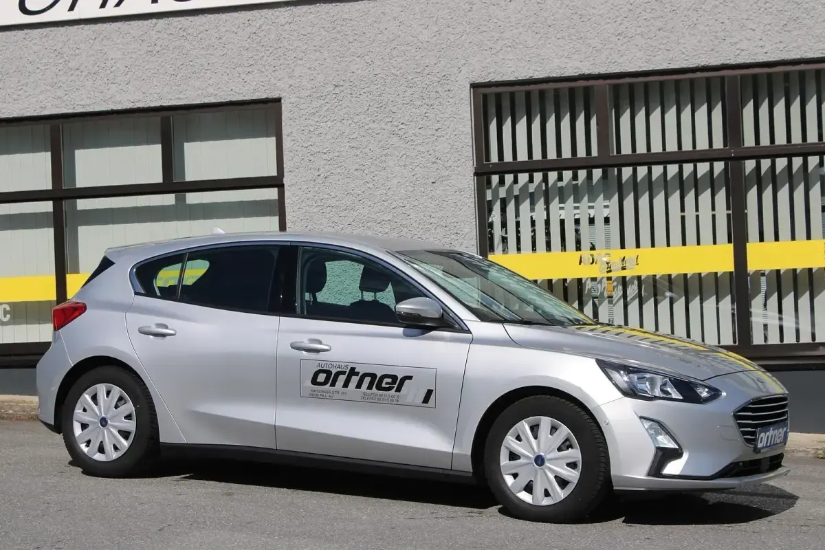 Käytetty Ford Focus Cool & Connect 101 HP (74 kW) 2020 Hopea Sedan