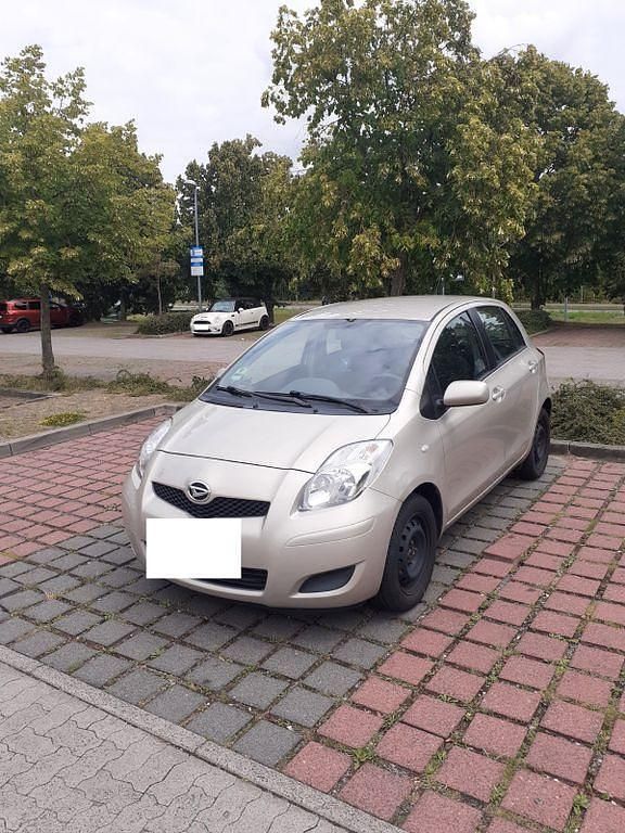 Beige Gebraucht 2012 Daihatsu Charade Kleinwagen | 4.000 € - Bild 1/4