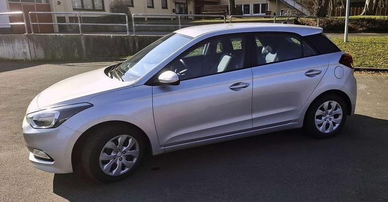 Gebraucht Hyundai i20 GO! 75 PS (55 kW) 2016 Silber Limousine