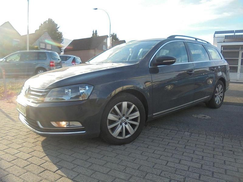 Grau Gebraucht 2014 VW Passat Comfortline Kombi | 5.799 € (Superpreis) - Bild 1/4