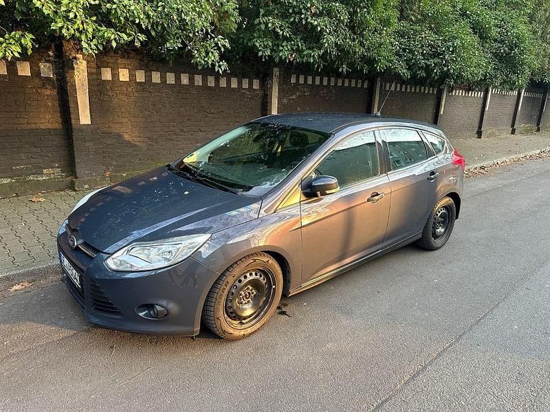 Grau Gebraucht 2011 Ford Focus Titanium Limousine | 3.600 € (Guter Preis) - Bild 1/4