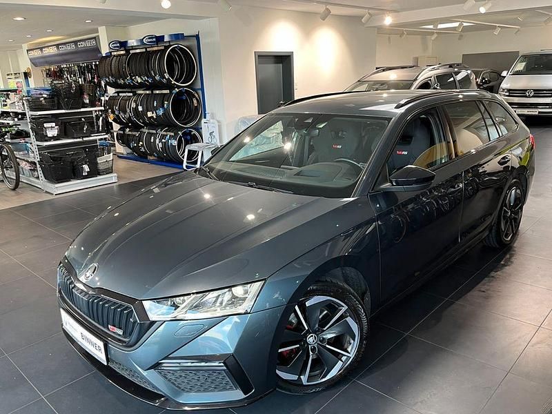 Grau Gebraucht 2021 Skoda Octavia RS Kombi | 28.590 € (Etwas zu teuer) - Bild 1/4