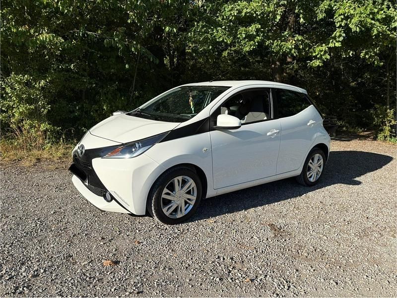 Weiß Gebraucht 2014 Toyota Aygo X-play Kleinwagen | 6.100 € (Fairer Preis) - Bild 1/4
