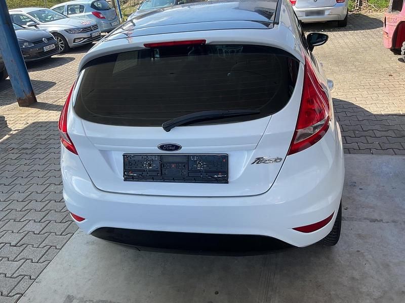 Gebraucht Ford Fiesta 80 PS (58 kW) 2009 Weiß Kleinwagen