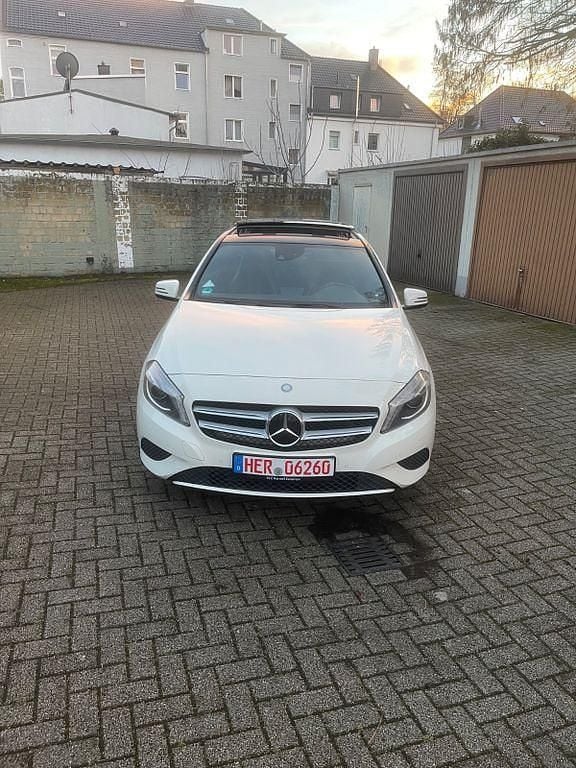 Gebraucht Mercedes A180 122 PS (89 kW) 2013 Weiß Limousine