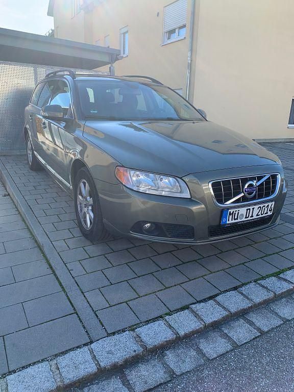 Grün Gebraucht 2011 Volvo V70 Momentum Kombi | 7.800 € (Fairer Preis) - Bild 1/4