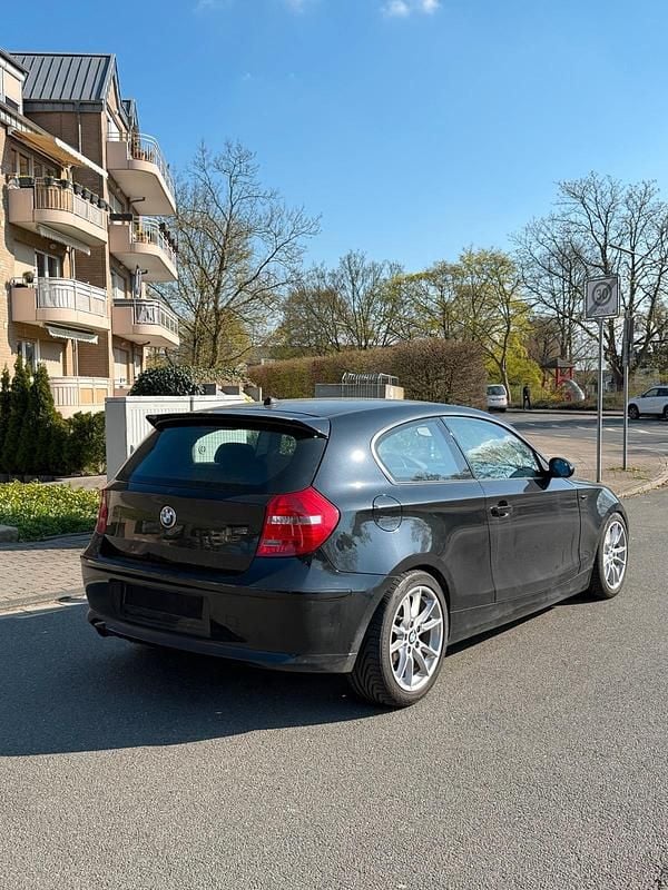 Gebraucht BMW 116 122 PS (89 kW) 2010 Schwarz Kleinwagen