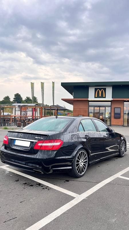 Schwarz Gebraucht 2010 Mercedes E350 AMG Limousine | 7.399 € (Superpreis) - Bild 1/4