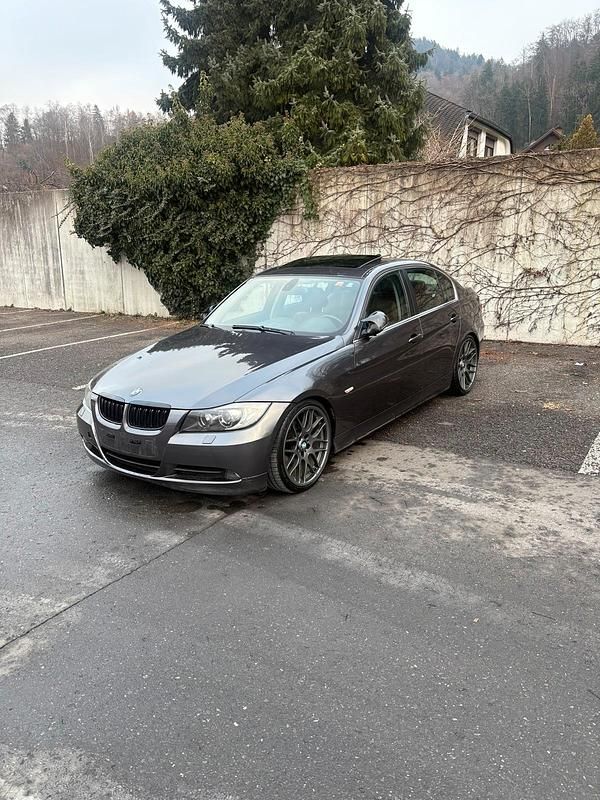 Grau Gebraucht 2005 BMW 325 Limousine | 6.700 € - Bild 1/4