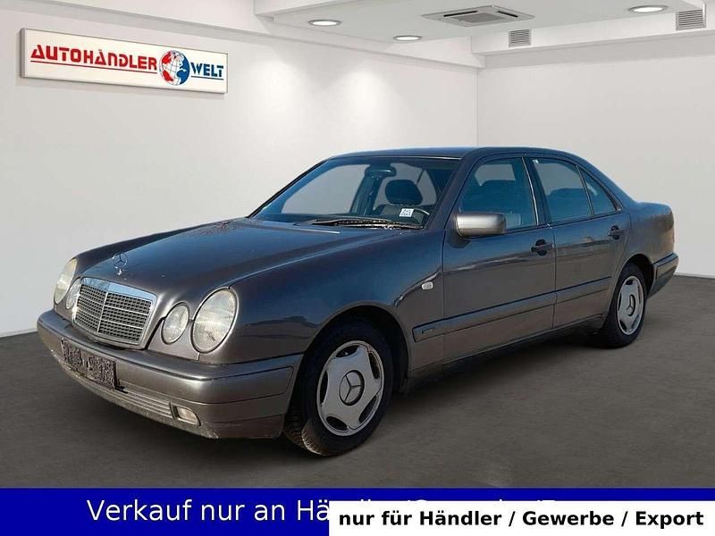 Grau Gebraucht 1996 Mercedes E200 Classic Limousine | 1.199 € - Bild 1/3
