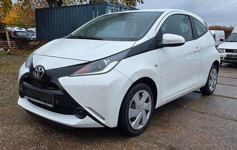 Weiß Gebraucht 2015 Toyota Aygo X-play Kleinwagen | 4.900 € (Fairer Preis) - Bild 1/4