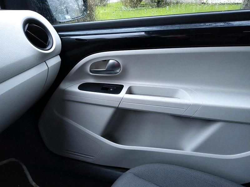 Second-hand VW up! 75 CP (55 kW) 2012 Hatchback