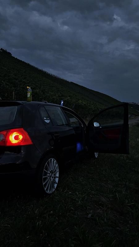 Schwarz Gebraucht 2005 VW Golf V Kombi | 2.500 € (Fairer Preis) - Bild 1/4