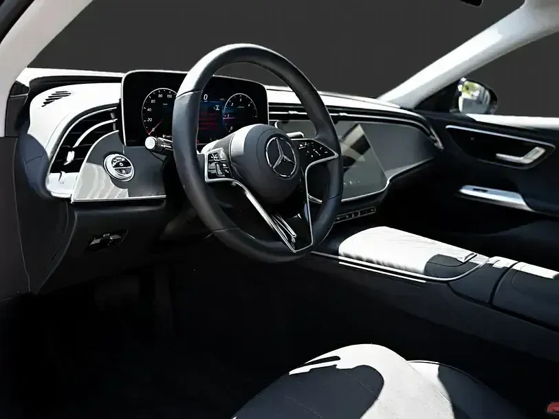 Gebraucht Mercedes E220 Avantgarde 197 PS (144 kW) 2025 Schwarz Limousine
