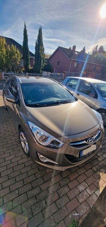 Grau Gebraucht 2014 Hyundai i40 Edition Kombi | 7.999 € (Fairer Preis) - Bild 1/4