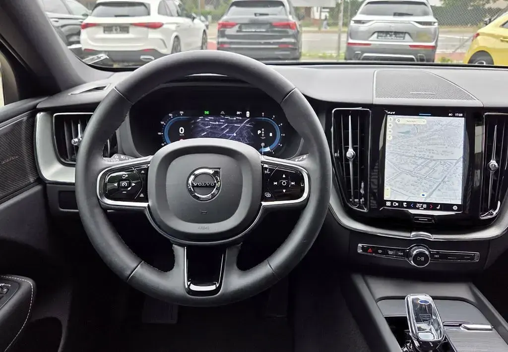 Gebraucht Volvo XC60 Plus 197 PS (144 kW) 2023 Onyx black perl. SUV