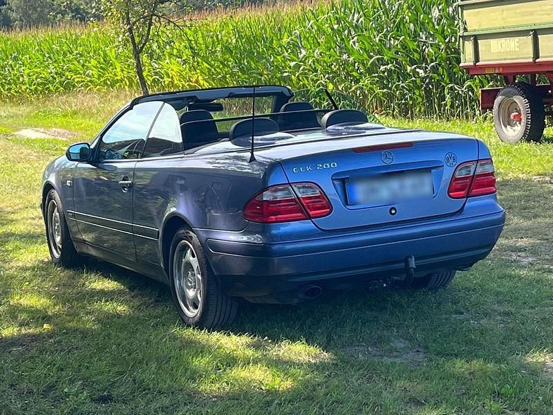 Blau Gebraucht 1999 Mercedes CLK200 Cabrio | 7.300 € (Etwas zu teuer) - Bild 1/4