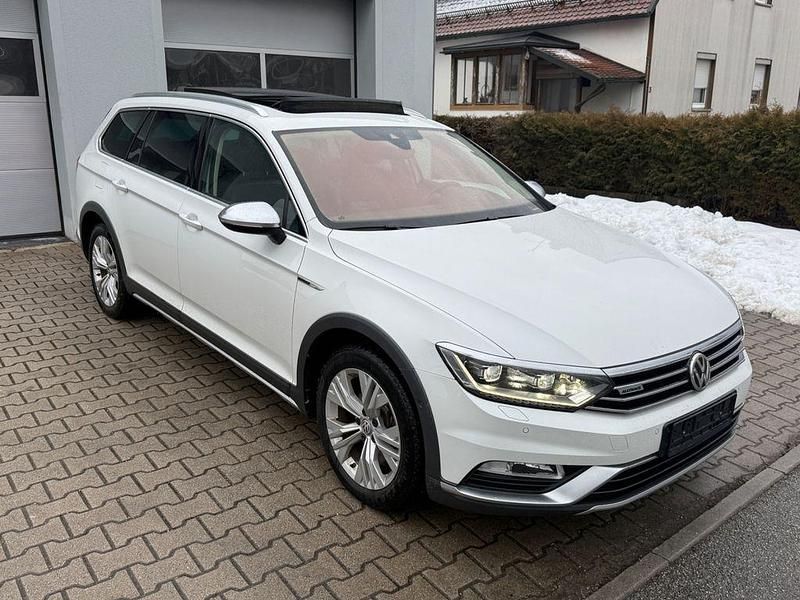 Weiß Gebraucht 2016 VW Passat Alltrack Kombi | 18.990 € (Fairer Preis) - Bild 1/4