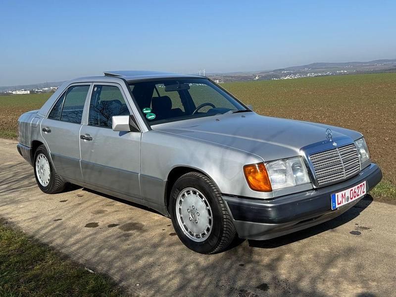 Gebraucht Mercedes E230 132 PS (97 kW) 1989 Gold Limousine