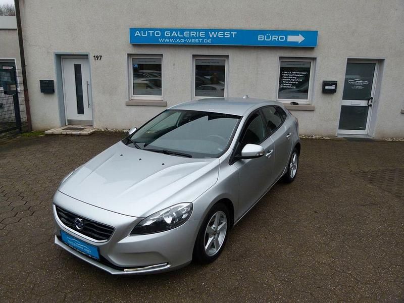 Silber Gebraucht 2014 Volvo V40 Kinetic Limousine | 8.690 € (Fairer Preis) - Bild 1/4