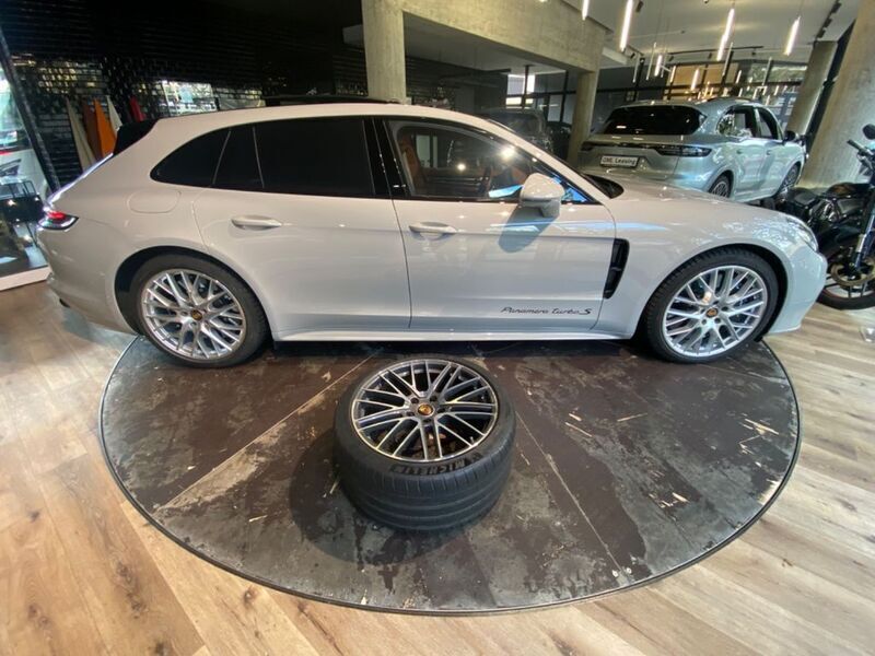 Grau Gebraucht 2023 Porsche Panamera Turbo S Sport Turismo Limousine | 139.750 € - Bild 1/4