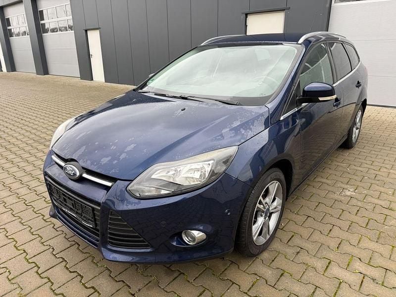 Blau Gebraucht 2012 Ford Focus Champions Edition Limousine | 2.999 € (Superpreis) - Bild 1/4