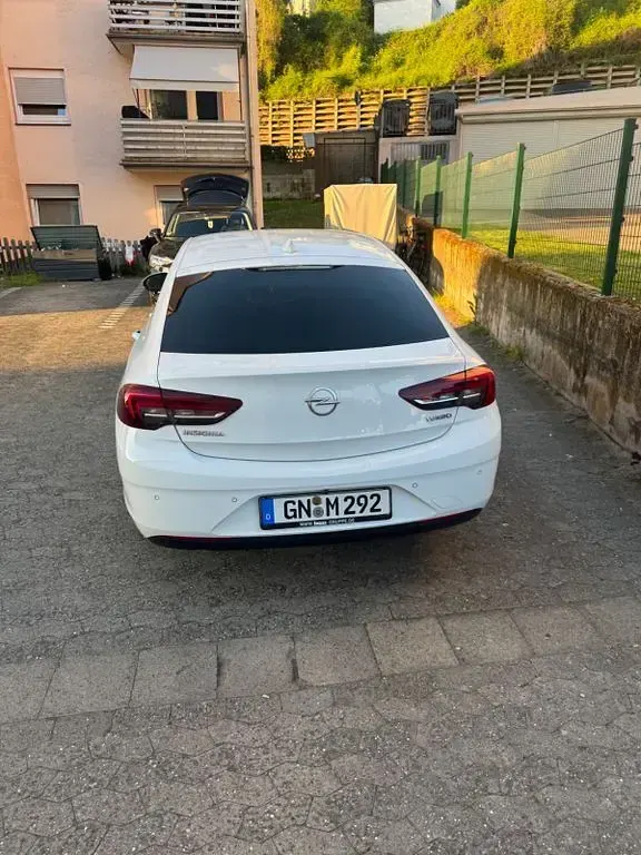 Gebraucht Opel Insignia Edition 140 PS (102 kW) 2018 Weiß Limousine