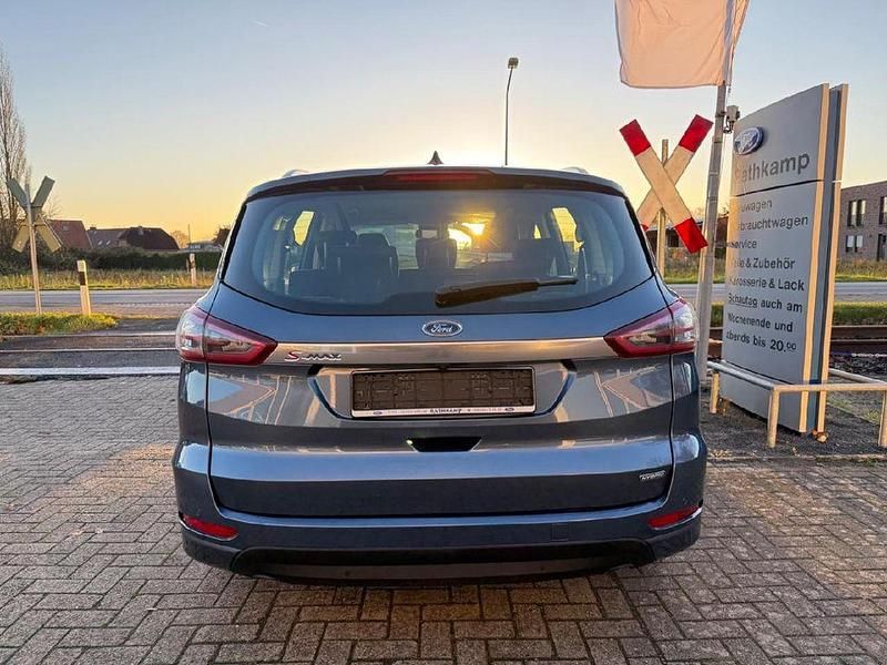 Gebraucht Ford S-MAX Titanium 150 PS (110 kW) 2023 Chromablau metallic Van / Kleinbus