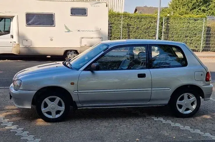 Gebraucht Daihatsu Charade 84 PS (61 kW) 1998 Silber Limousine