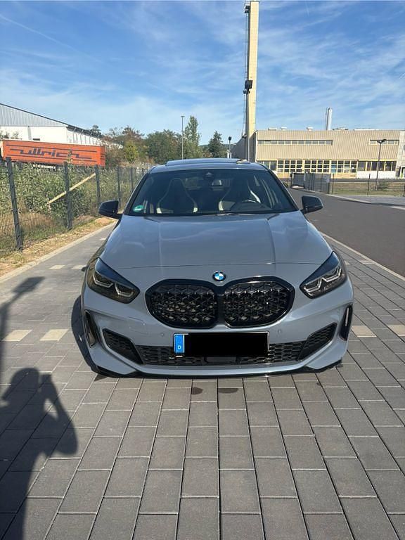 Grau Gebraucht 2022 BMW M135 Shadowline Kleinwagen | 35.499 € (Fairer Preis) - Bild 1/4