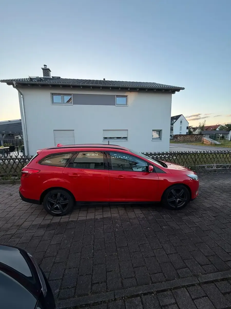 Gebraucht Ford Focus 105 PS (77 kW) 2017 Rot Kombi