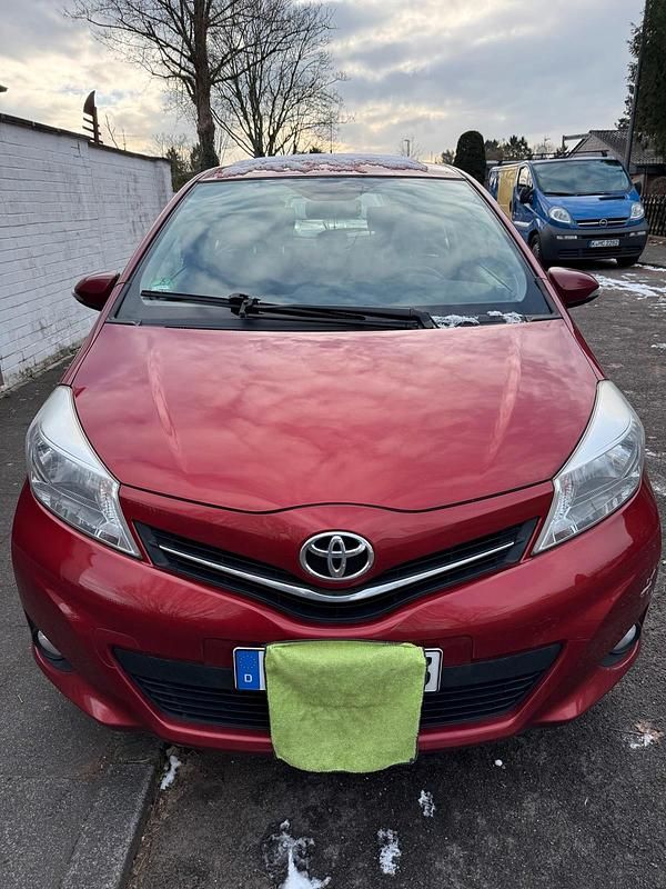 Rot Gebraucht 2013 Toyota Yaris Kleinwagen | 6.250 € (Fairer Preis) - Bild 1/4