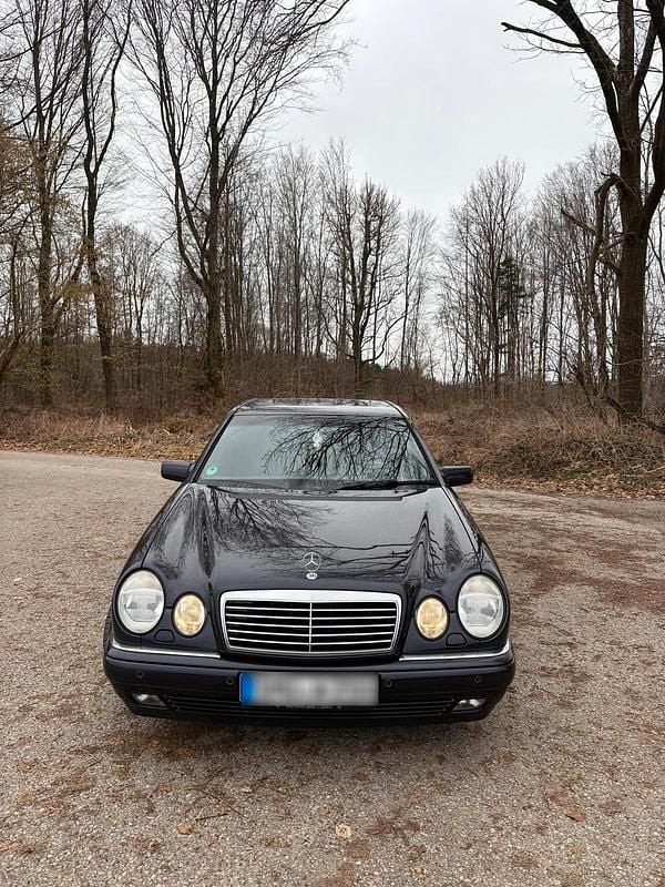 Gebraucht Mercedes E280 Avantgarde 204 PS (150 kW) 1997 Violet Limousine