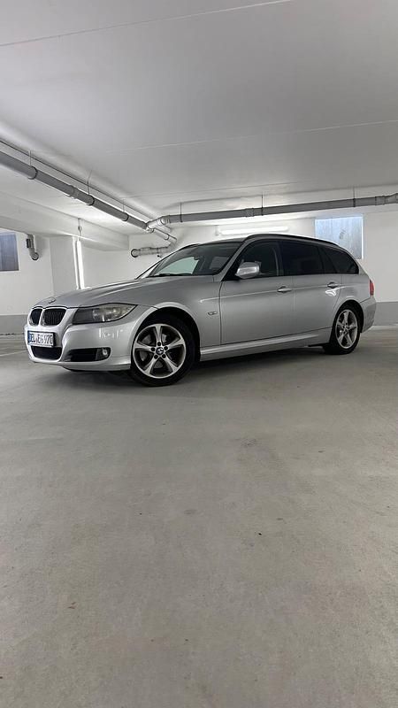 Silber Gebraucht 2011 BMW 318 Kombi | 4.790 € (Guter Preis) - Bild 1/4