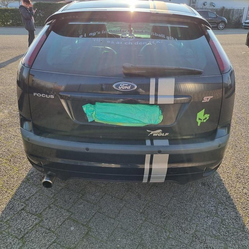 Używany Ford Focus 125 KM (91 kW) 2006 Czarny Sedan/Limuzyna