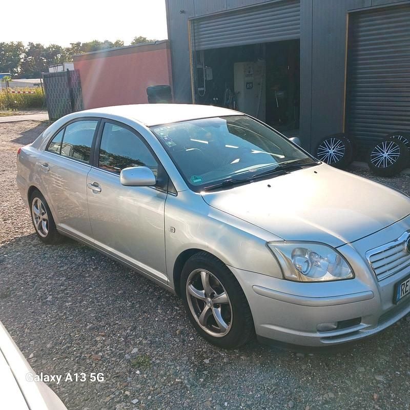 Silber Gebraucht 2003 Toyota Avensis Limousine | 2.849 € (Fairer Preis) - Bild 1/4