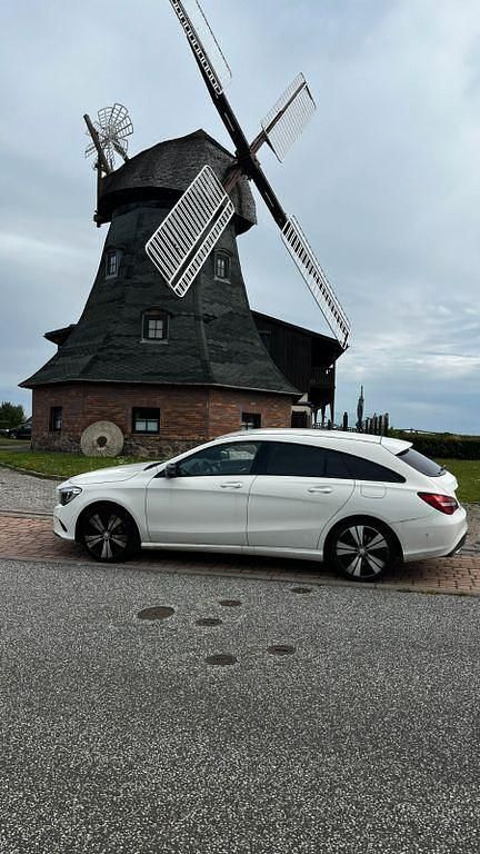 Weiß Gebraucht 2017 Mercedes CLA200 Shooting Brake Kombi | 20.800 € (Guter Preis) - Bild 1/4