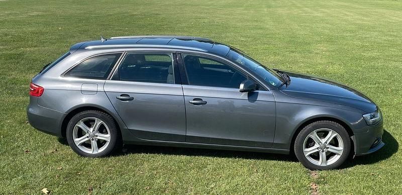 Grau Gebraucht 2013 Audi A4 Ambiente Limousine | 9.500 € (Guter Preis) - Bild 1/4