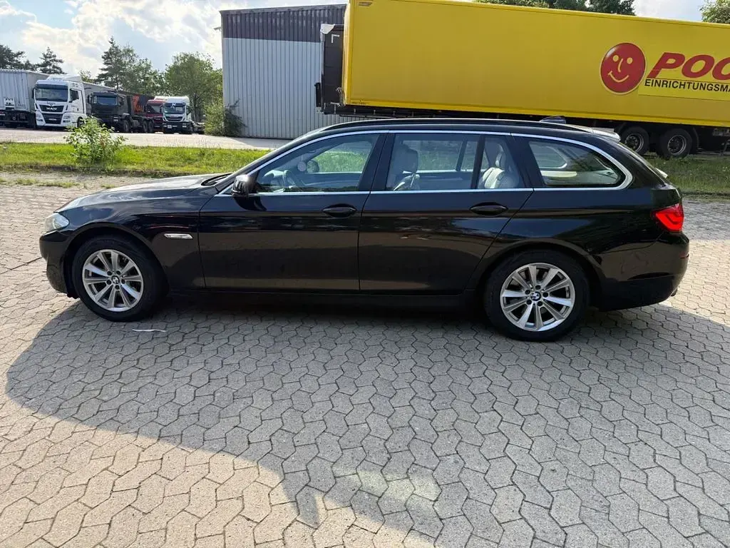 Gebraucht BMW 520 184 PS (135 kW) 2011 Schwarz Kombi