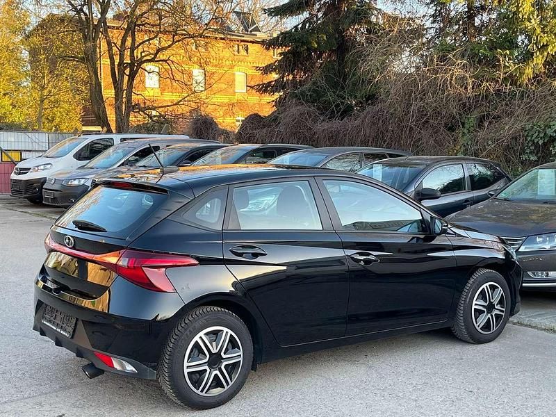 Gebraucht Hyundai i20 Select 84 PS (61 kW) 2022 Schwarz Limousine
