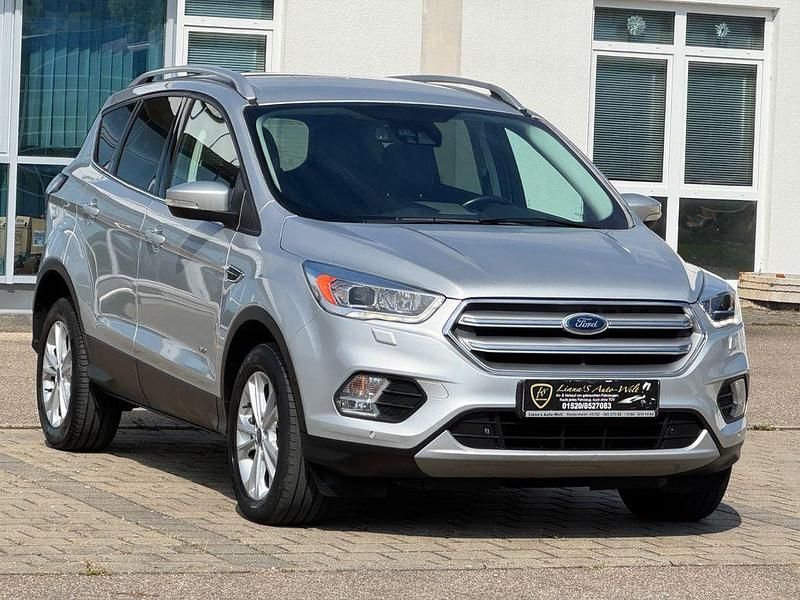 Silber Gebraucht 2017 Ford Kuga Titanium SUV | 11.899 € (Guter Preis) - Bild 1/4